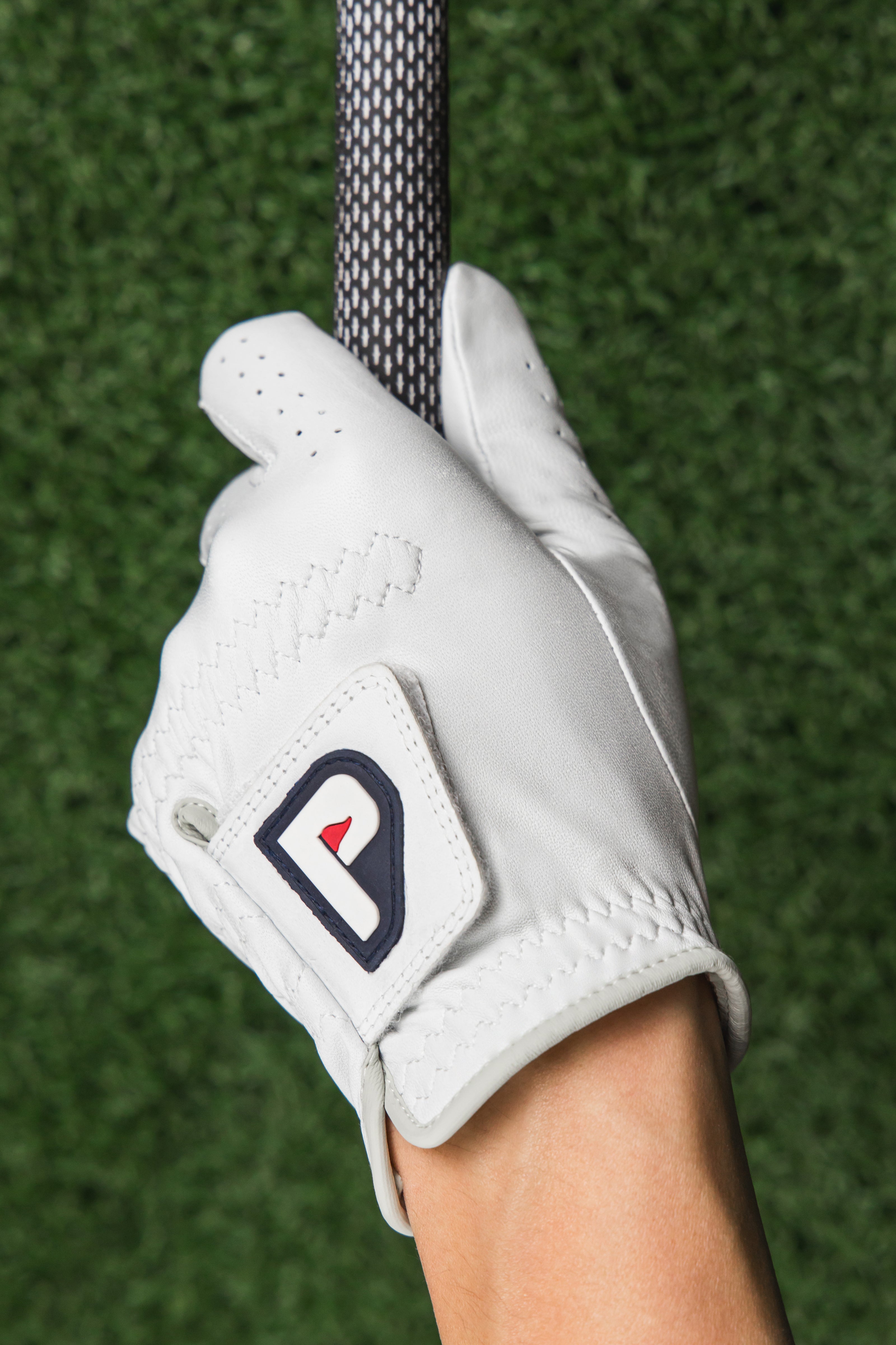 white-golf-gloves-while-holding-golf-club